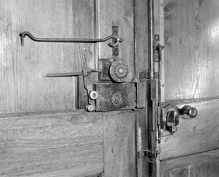Porte principale : serrure et fermeture intérieure.