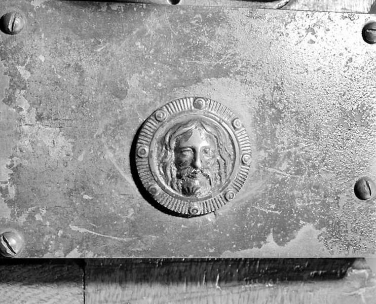 Porte principale : détail de la serrure.