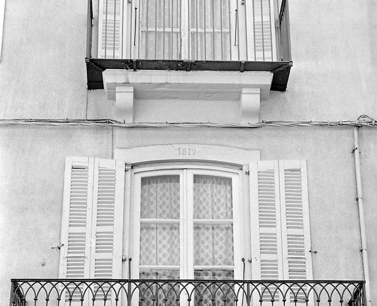Linteau daté de la porte-fenêtre du premier étage.