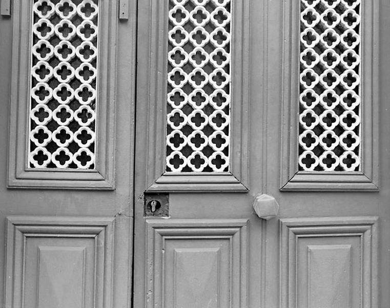 Porte principale : détail.