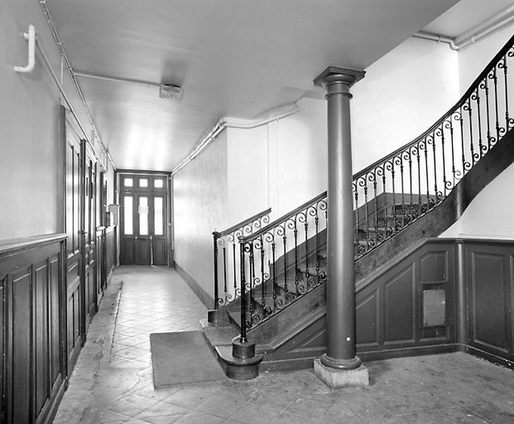 Couloir et escalier tournant.