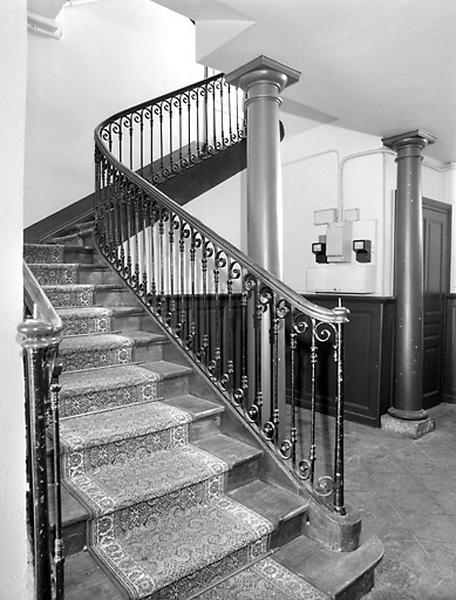 Départ de l'escalier et colonnes.