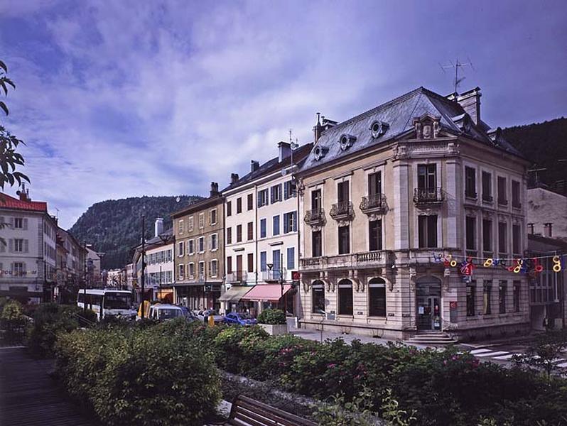 La rue de la République à l'angle de la rue Ernest Merlin.