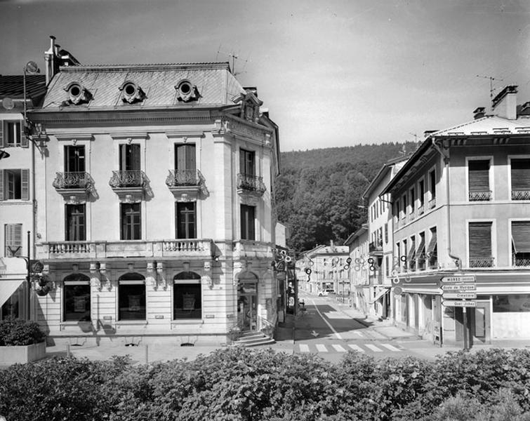 La rue Ernest Merlin, depuis la place Notre-Dame.