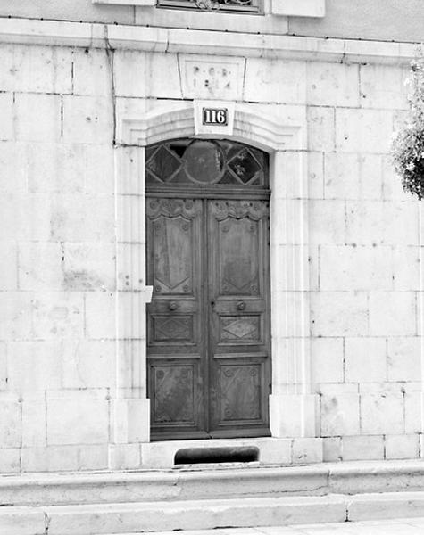 Façade antérieure : porte principale.