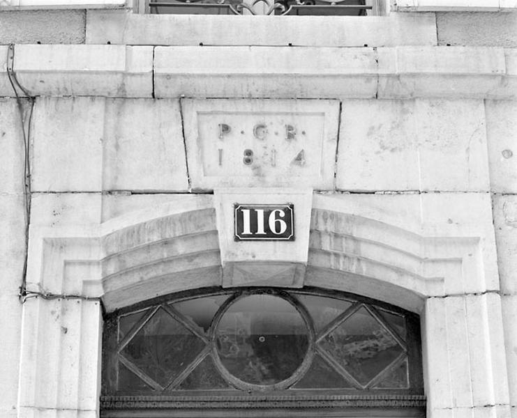 Façade antérieure : linteau de la porte principale et chronogramme.