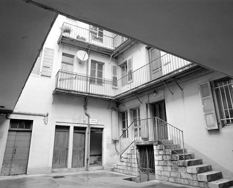 Façade postérieure, sur la cour, et corps de bâtiment nord.