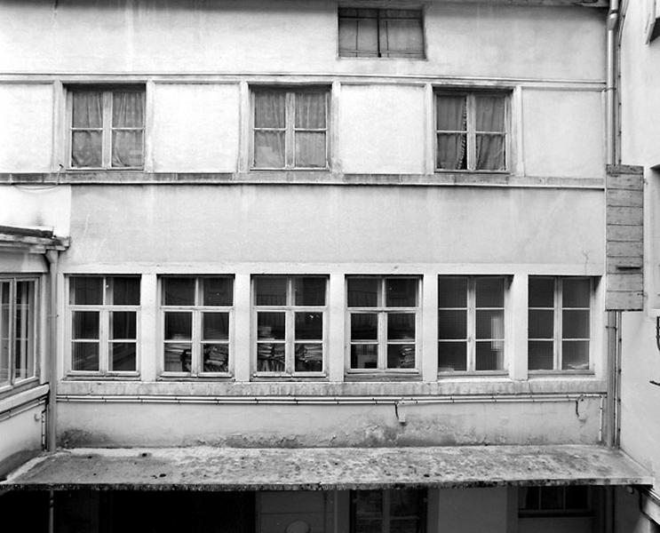 Façade antérieure de l'ancien atelier (ouest) : premier et deuxième étages.