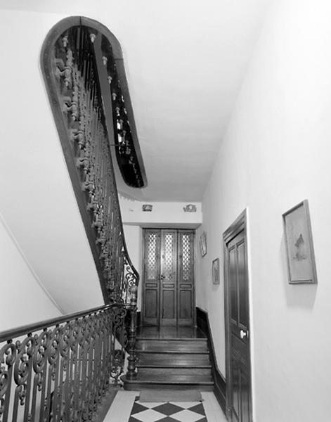 Escalier tournant, depuis la porte principale.