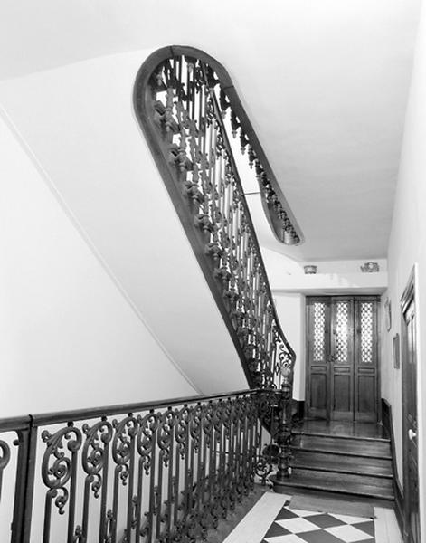 Escalier tournant, depuis la porte principale.
