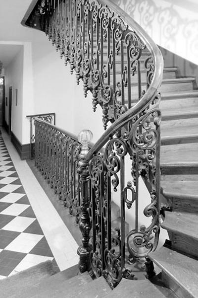 Escalier tournant, depuis l'extrémité du couloir.
