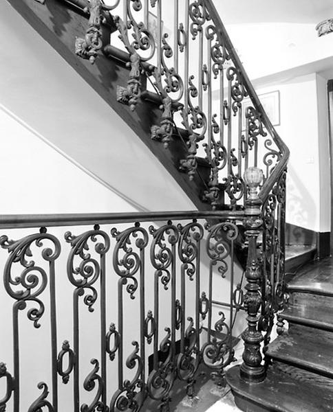 Escalier tournant : garde-corps.