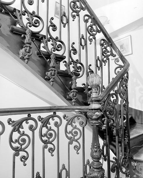 Escalier tournant : détail du garde-corps.
