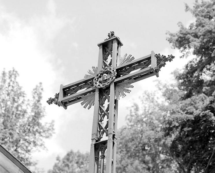 Détail de la partie haute de la croix (vue en contre-plongée) : Sainte Face et couronne d'épines.