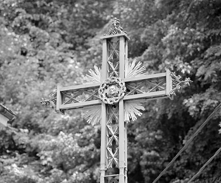 Détail de la partie haute de la croix : Sainte Face et couronne d'épines.