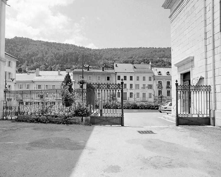 Vue d'ensemble, depuis la cour du presbytère.