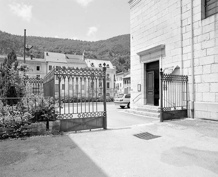 Grille à l'entrée de la cour.