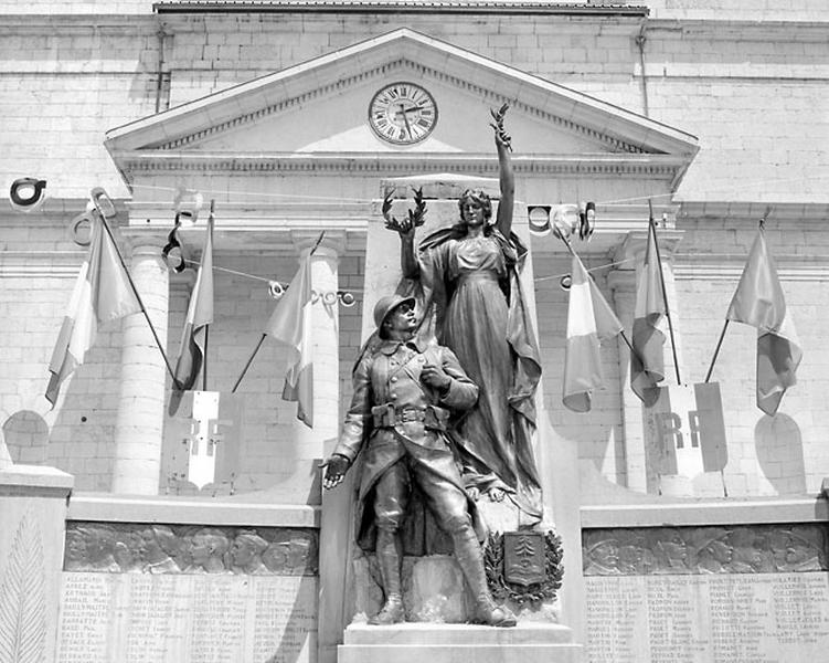 Groupe sculpté : la Gloire et le Poilu