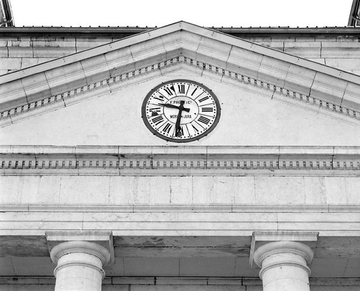 Fronton et horloge.