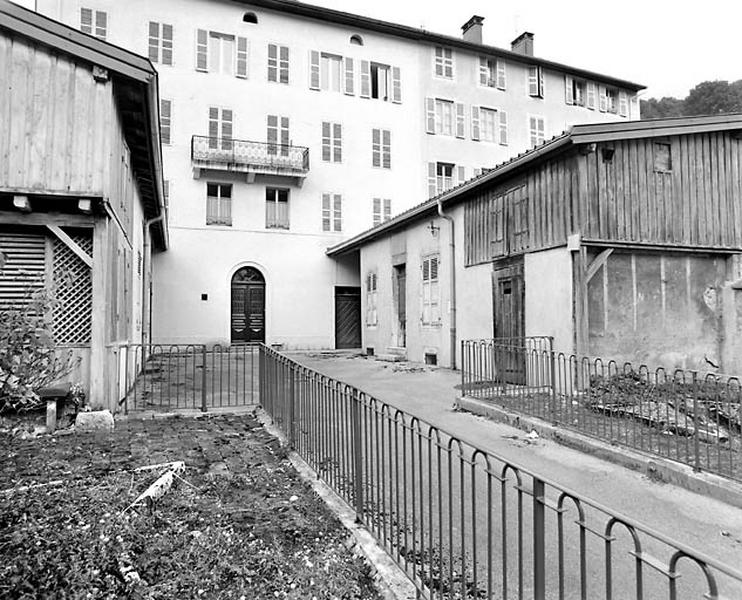 Jardin, cour et bâtiment nord.
