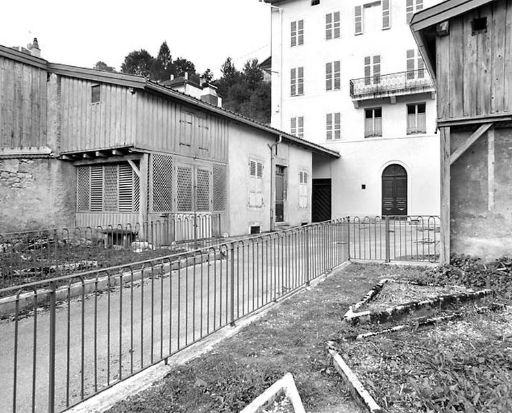 Jardin, cour et bâtiment sud.