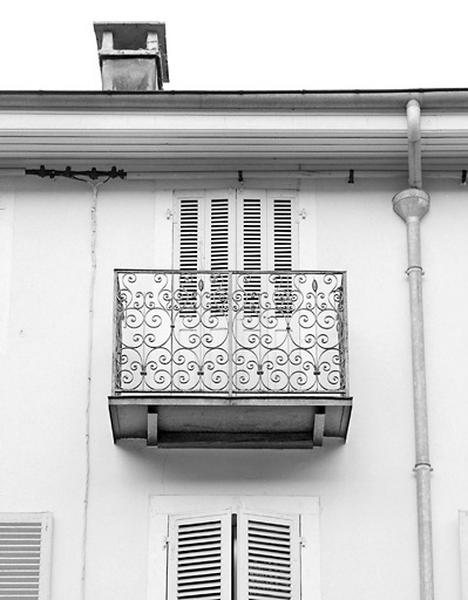 Façade antérieure : balcon du deuxième étage.