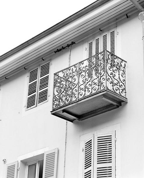 Façade antérieure : balcon du deuxième étage, de trois quarts.