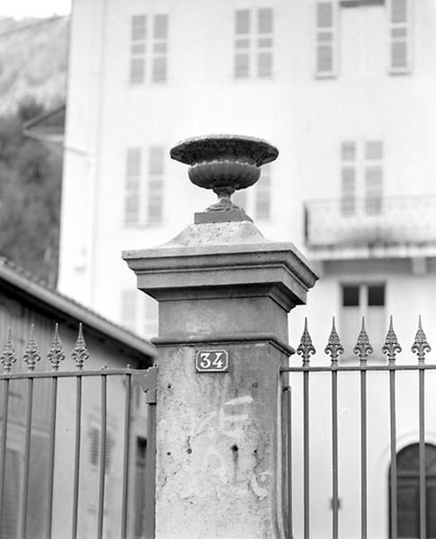 Clôture sur le quai Jobez : pilier droit et vase.