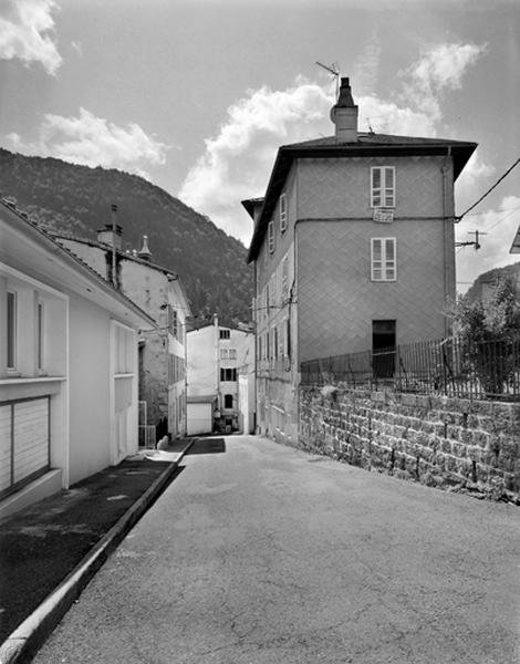 Vue d'ensemble, depuis le haut de la rue Etienne Dolet (nord).