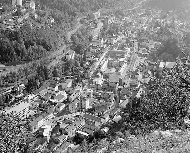Vue d'ensemble plongeante sur la vallée et le quartier de l'hôtel de ville, depuis le nord.