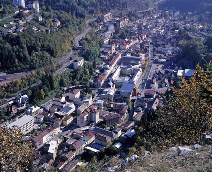 Vue d'ensemble plongeante sur la vallée et le quartier de l'hôtel de ville, depuis le nord.
