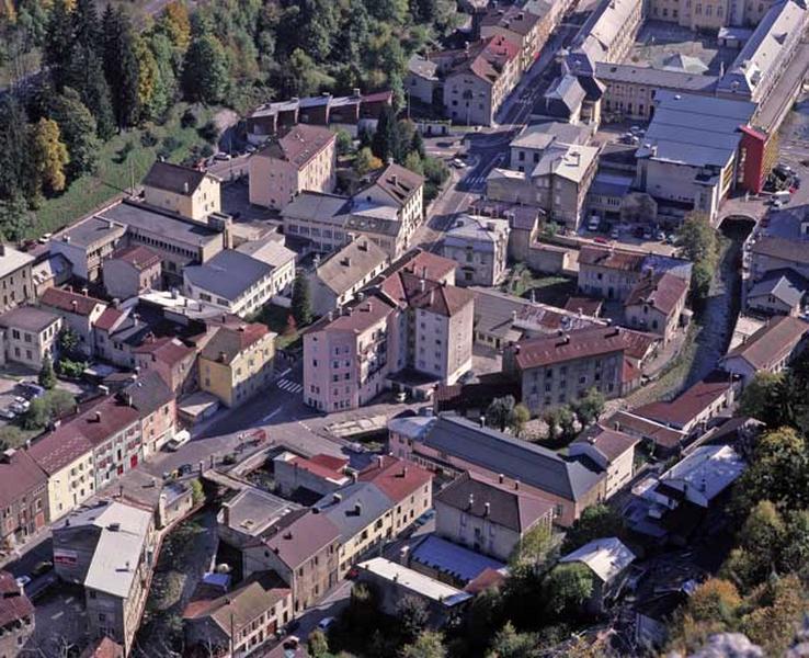 Vue d'ensemble plongeante sur la rue de la République et la cour Paul Odobey, depuis le nord-ouest.