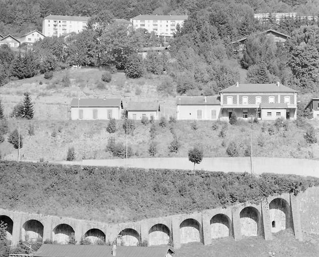 Bâtiment des voyageurs et logement, depuis l'ouest.