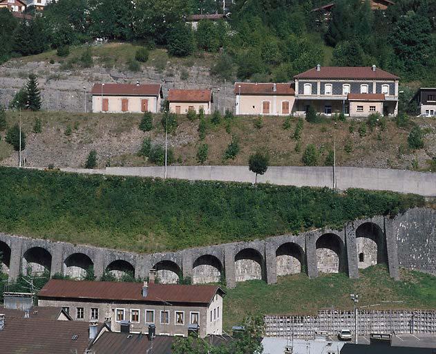 Bâtiment des voyageurs et logement, depuis l'ouest.