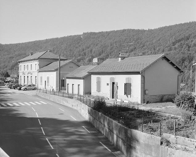 Bâtiment des voyageurs et logement, depuis le nord-est.