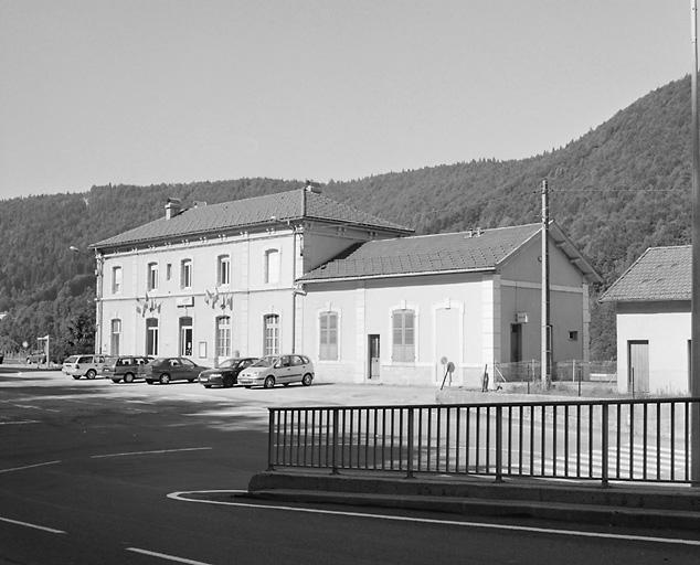 Bâtiment des voyageurs : façade antérieure, de trois quarts droite.