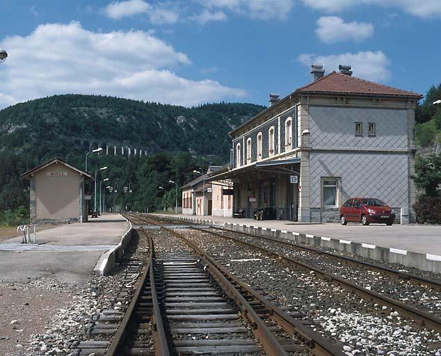 Bâtiment et abri de voyageurs, depuis le sud.