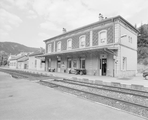 Bâtiment des voyageurs : façade postérieure, de trois quarts droite.