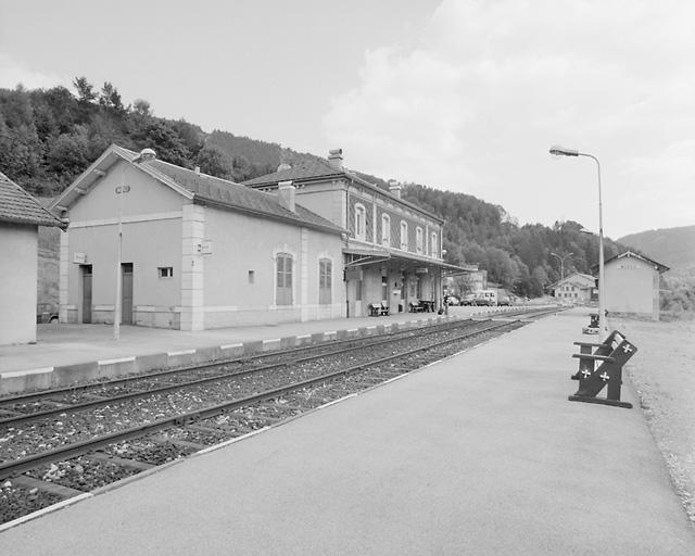 Bâtiment des voyageurs et cantine, depuis le nord-ouest.