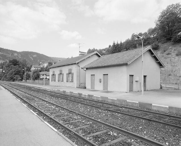 Logement et anciens bûchers.