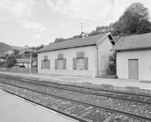 Logement : façade postérieure, de trois quarts droite. Ce logement était autrefois destiné au chef de réserve, responsable du dépôt (traction).