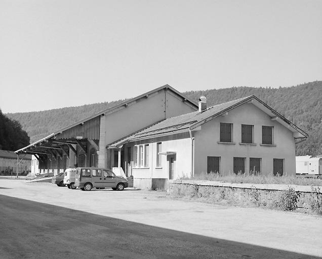 Entrepôt et ancien foyer des roulants, depuis le nord-est.