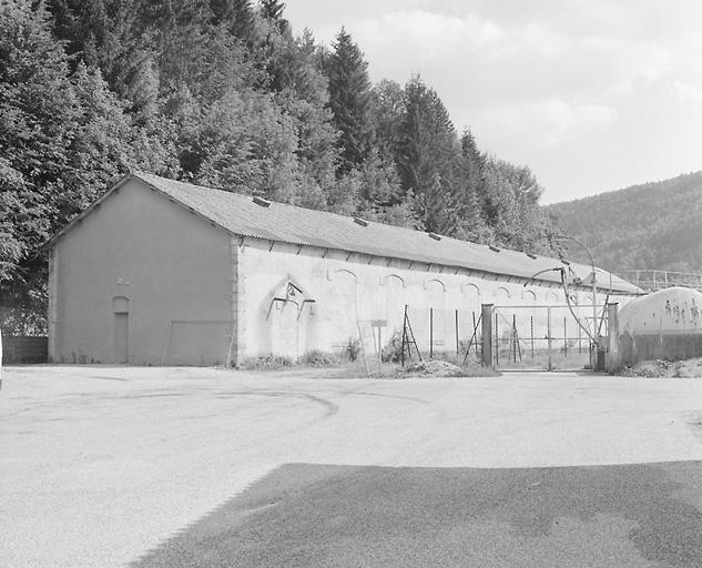 Remise ferroviaire, depuis le nord.