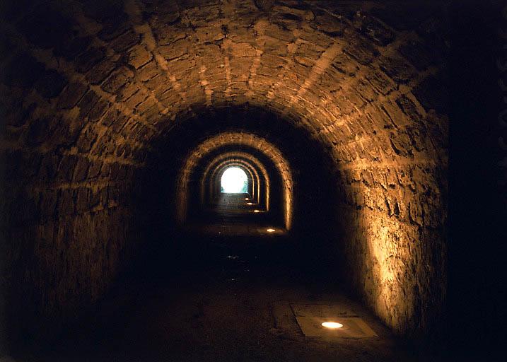 Passage souterrain (sous les voies) : intérieur.