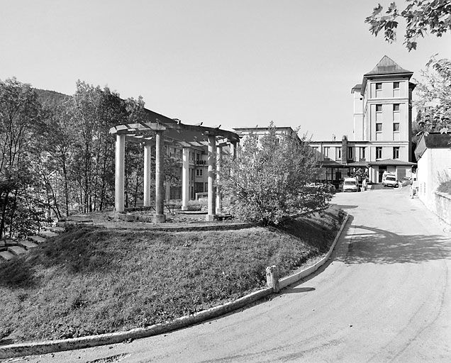 Bâtiment C (partiellement masqué par la rotonde de jardin) et extrémité du bâtiment D en arrière-plan.