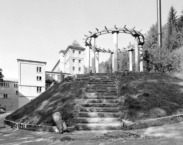 Rotonde de jardin et son escalier.