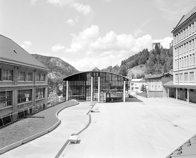 Cour, terrasse du bâtiment E et bâtiment F.