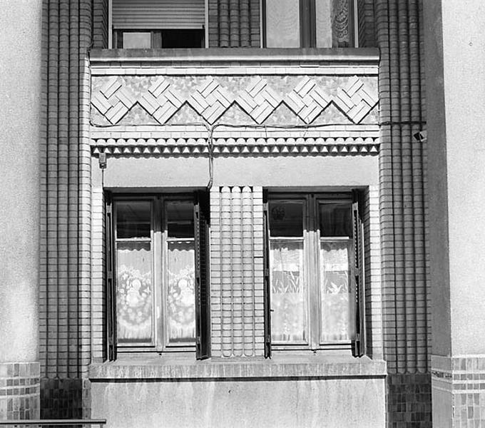 Bâtiment A : appareil de briques et mosaïques de la conciergerie.