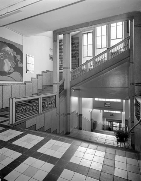 Bâtiment B : cage de l'escalier tournant, au rez-de-chaussée.