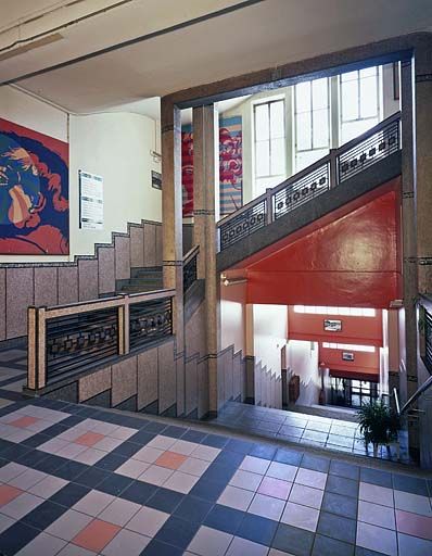 Bâtiment B : cage de l'escalier tournant, au rez-de-chaussée.